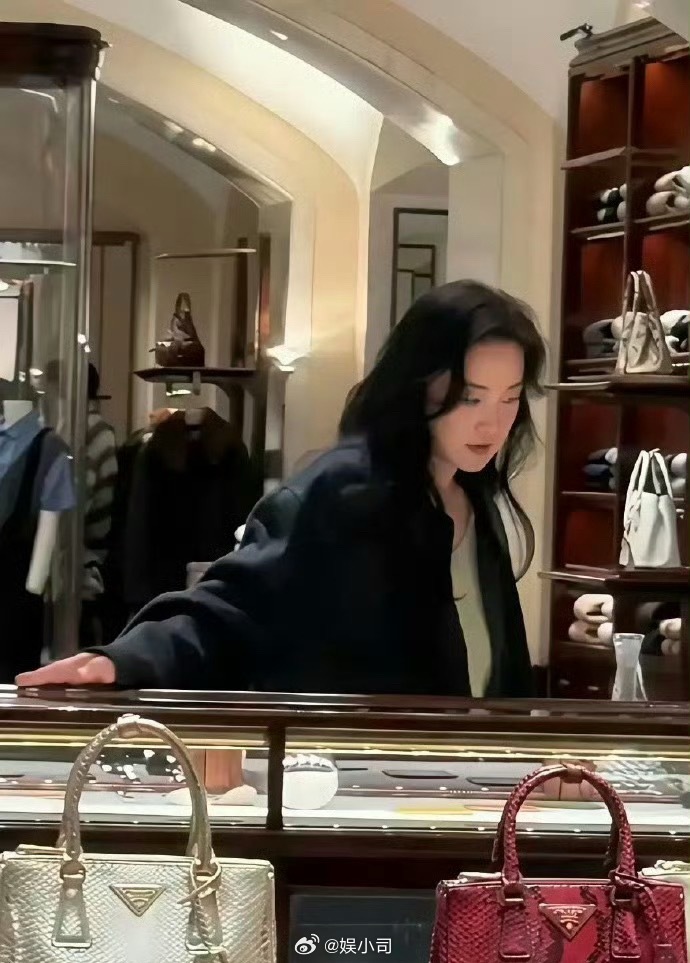 贾玲已经完全是另外的人了，不再肥胖搞笑，而是高冷时尚 