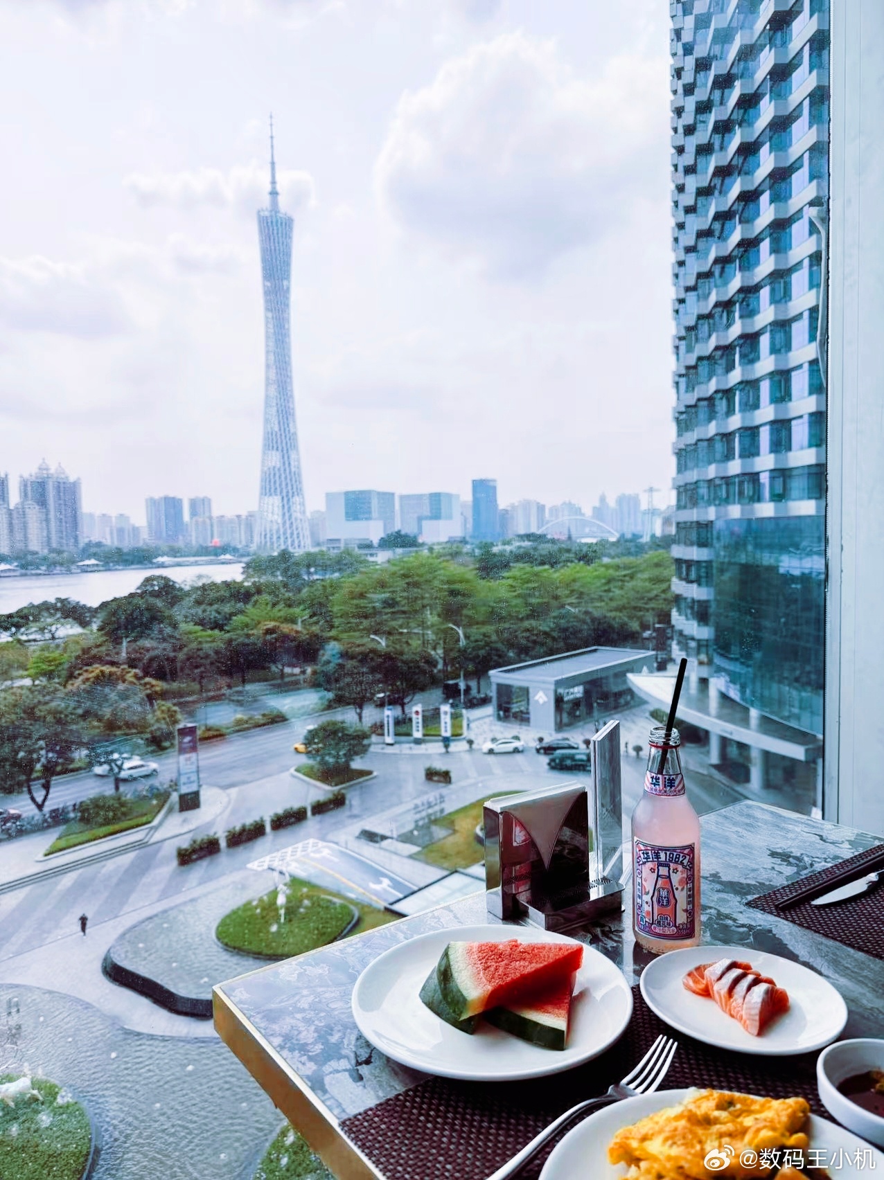 来参加相聚爱P7的鹏友大聚会，晚上一起见证小鹏P7全新颜色及新版型发布广州·广州