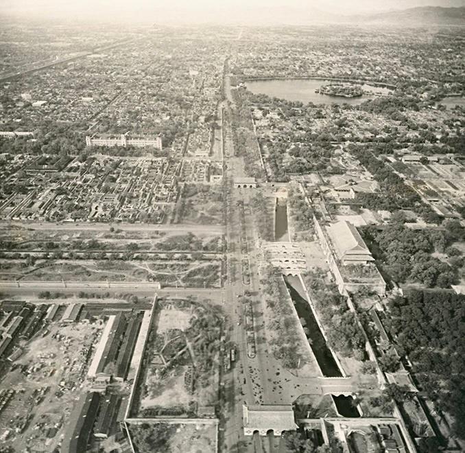 这张珍贵的航拍照片，拍摄于20世纪40年代，照片的视觉中心是贯穿南北的北京中轴线