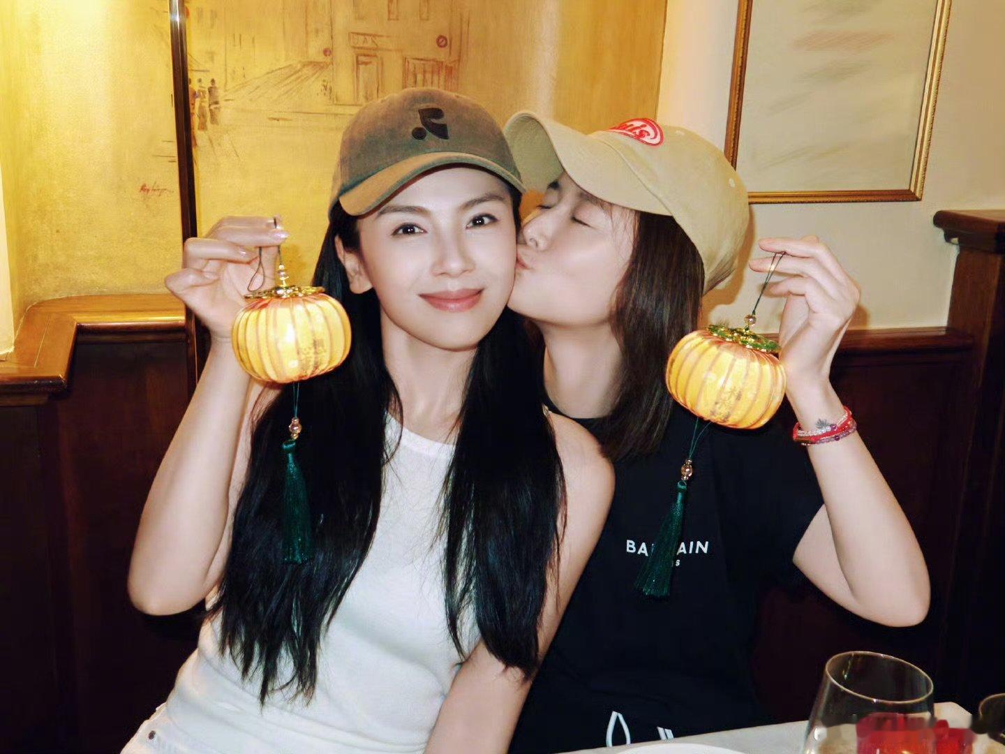林心如刘涛中秋合照刘涛晒与林心如合照两位大美女在意大利相聚，这画面简直是视觉盛宴