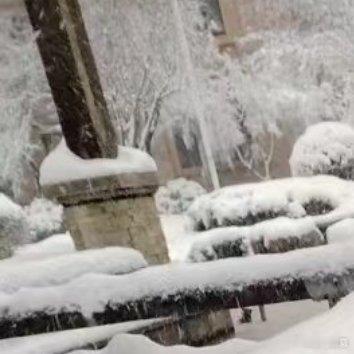 济南因暴雪停课 家人们，济南这暴雪的威力可真不小！红色预警拉响，多区中小学校幼儿