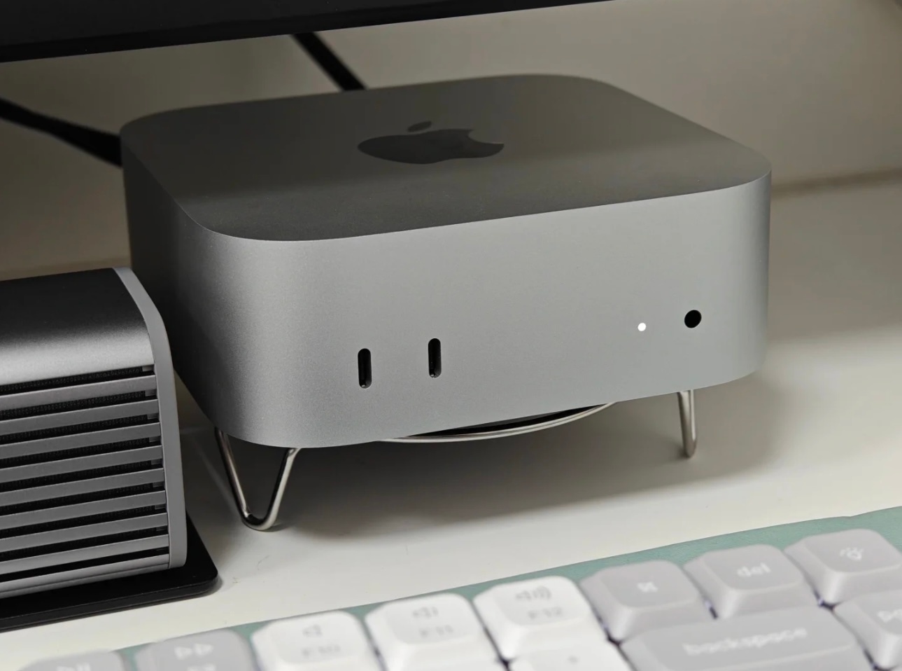 在网上看到有网友两块钱买了个蒸锅支架用来架 Mac mini[允悲]评论区还有用