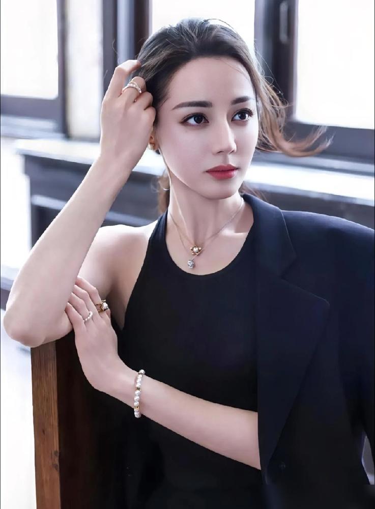 全网都在夸迪丽热巴是好姐姐？你没看错，这出戏码，是资本对你情绪的精准收割。
收