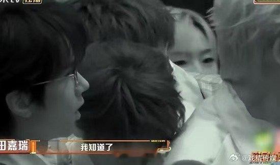 田嘉瑞密逃新晋全能铁坦 谁不爱这样的田嘉瑞？黑暗中他的声音永远清晰：“这边有台阶