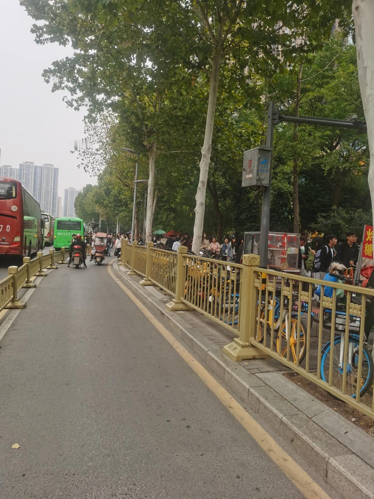 国庆假期结束，西安地铁人满为患，人多得让人咋舌。地铁上人头攒动，拥挤不堪！