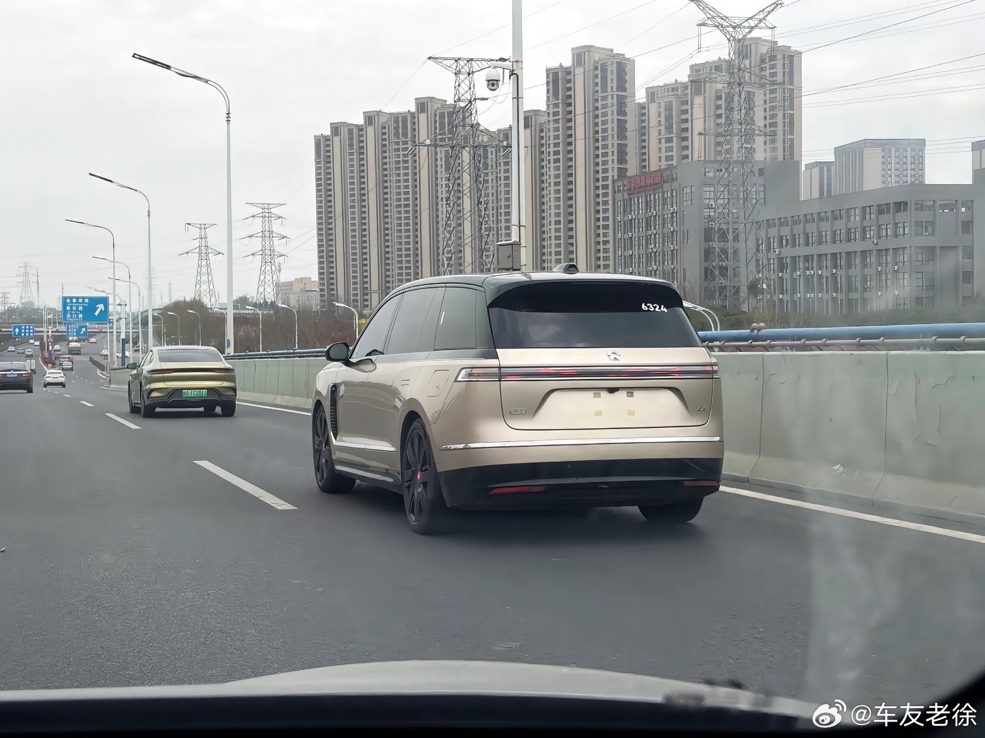 网友在路上偶遇蔚来 es9无伪装车在路跑，这个体量感怎么样？蔚来 