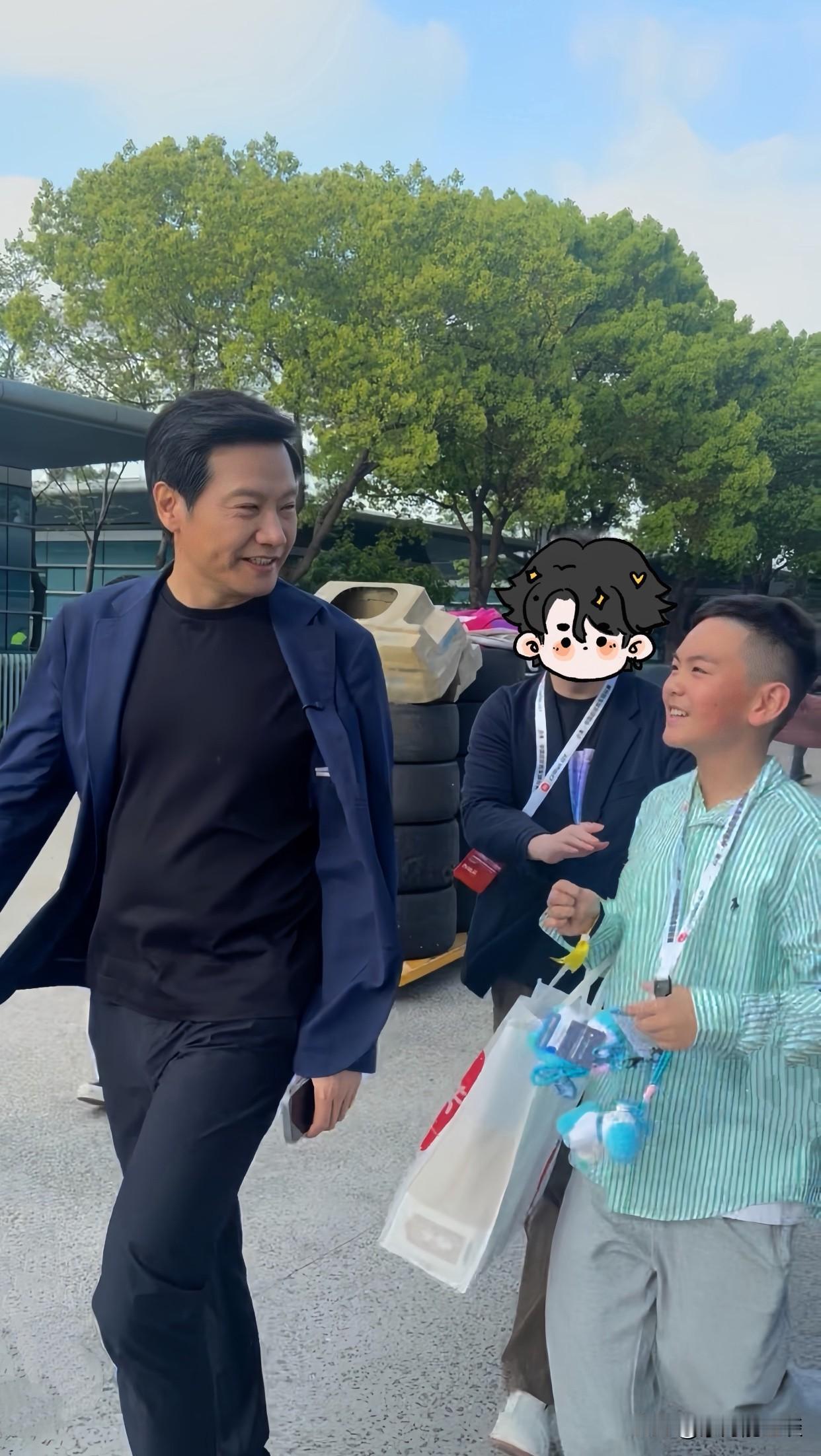 小罗：雷军叔叔你好！
雷军：小罗你好呀！
小罗：有个问题请教您一下
雷军：什么问