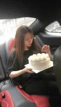 惊不惊喜！姑娘特意选块蛋糕，坐车去参加闺蜜生日聚会，路上还打算先小口品尝一下。谁