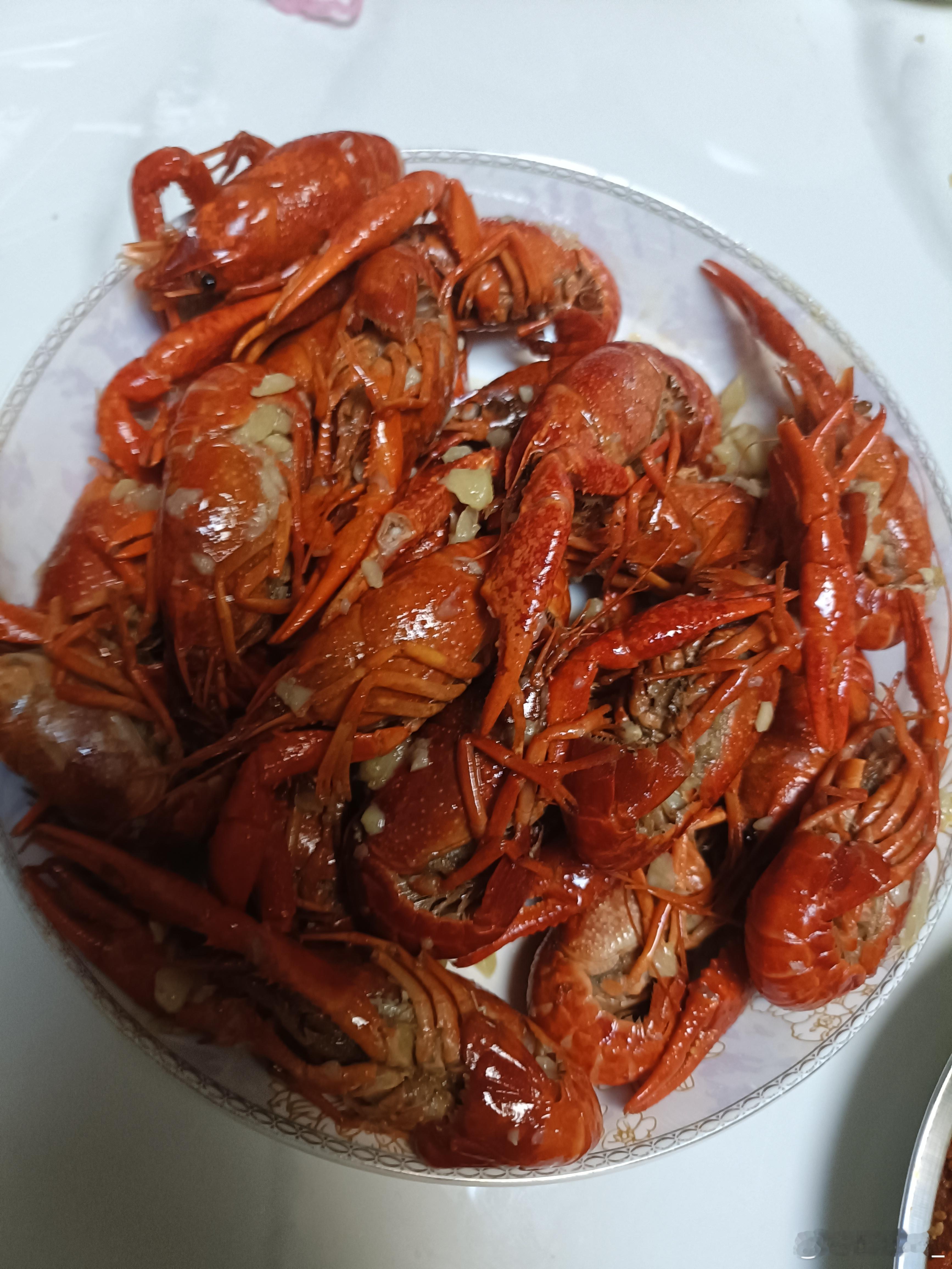 已经快吃饱了，老公买回小龙虾🦞，是吃呢还是吃呢？ ​​​