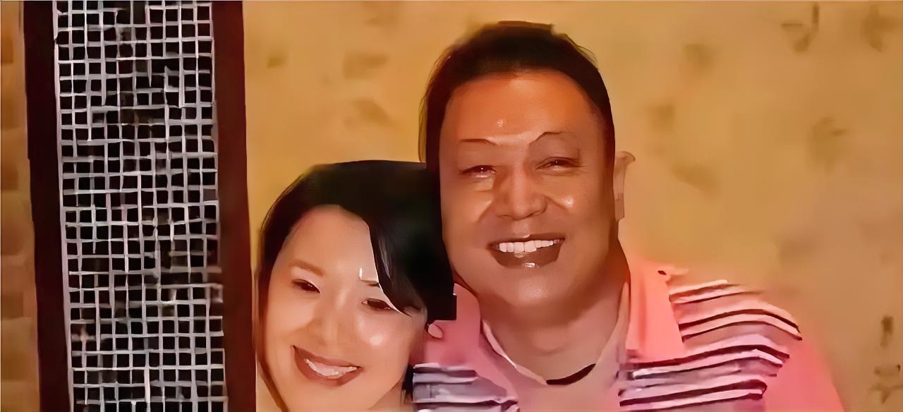 王为念这次住院，真把人看愣了，病床前一直忙前忙后伺候的，不是别人，是他跟第一任妻