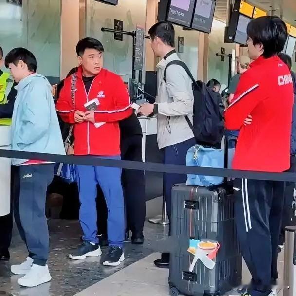 ✈️国乒载誉归国！5月12日凌晨，结束伦敦世乒赛征程的国乒全队，从伦敦希思罗机场