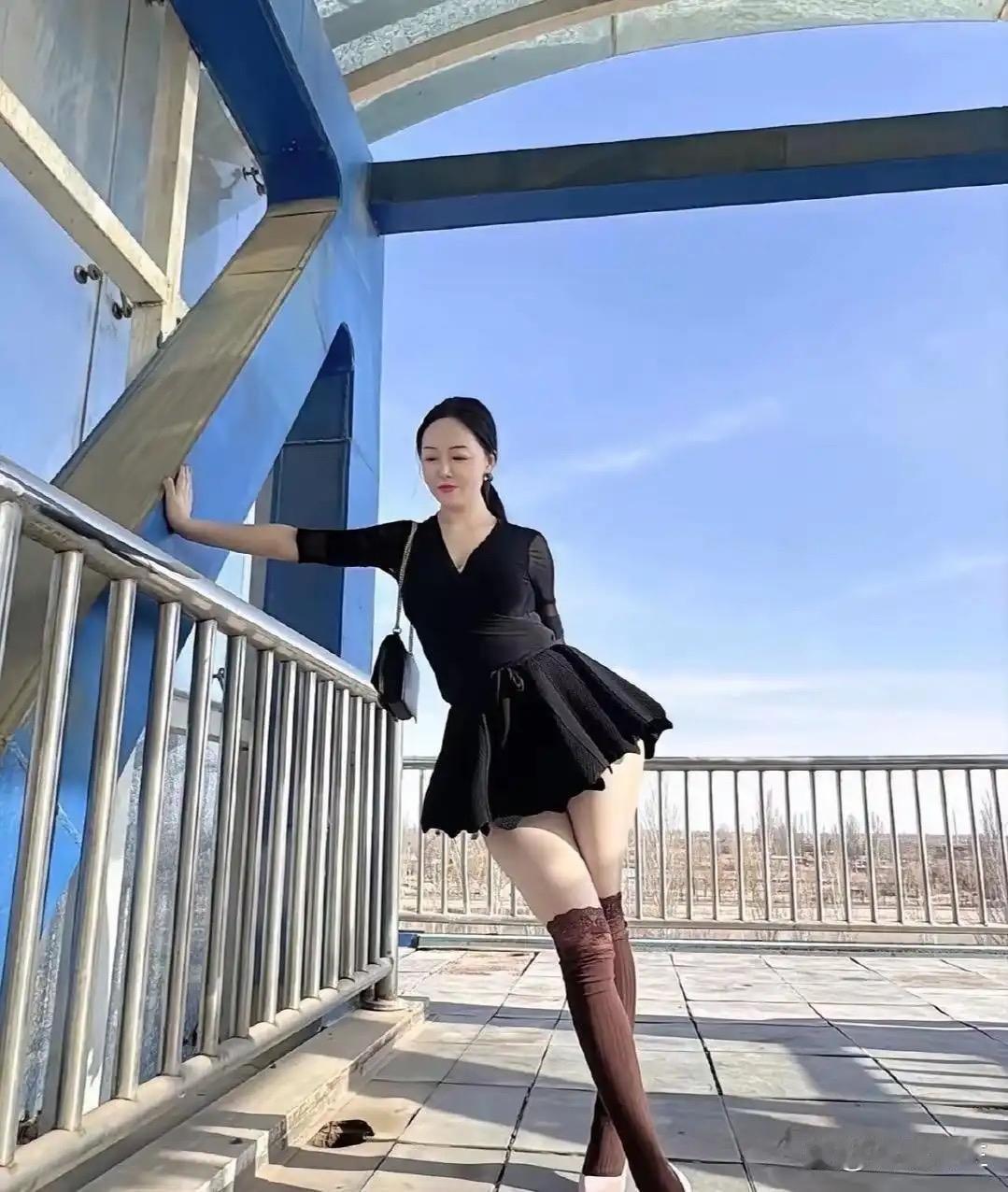 别人家的丈母娘快60了  这样穿正常吗？ ​​​