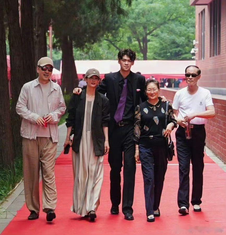 陈建斌大儿子获海淀区三好学生他是什么年级啊？我记得我初高中的时候也经常得三好学生