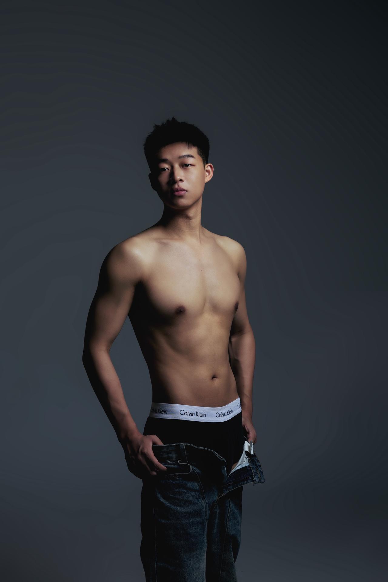 最近喜欢拍暗调男生写真 摄影日常 腹肌男