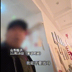 山东临沂，六位老人在喜家门口燃放了一串鞭炮，说着吉祥话便迈进新房讨要“喜钱”。女