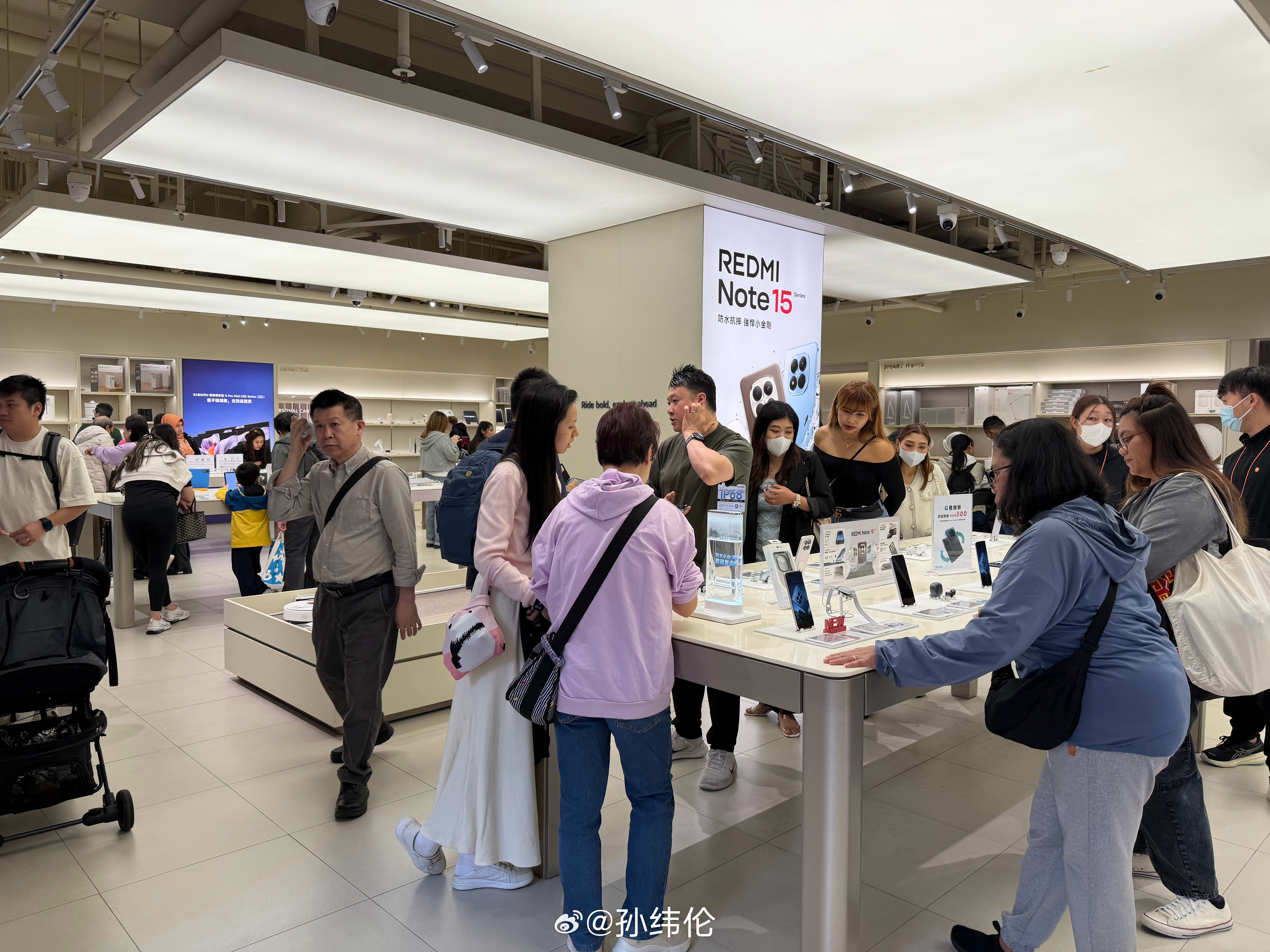 刚刚路过香港的小米之家，这儿的17Ultra徕卡版也要开售了，售价11000多港