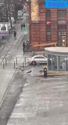 睿智的青年。在第聂伯罗彼得罗夫斯克，一群征兵官围住了一名青壮，他已没路可走，但是