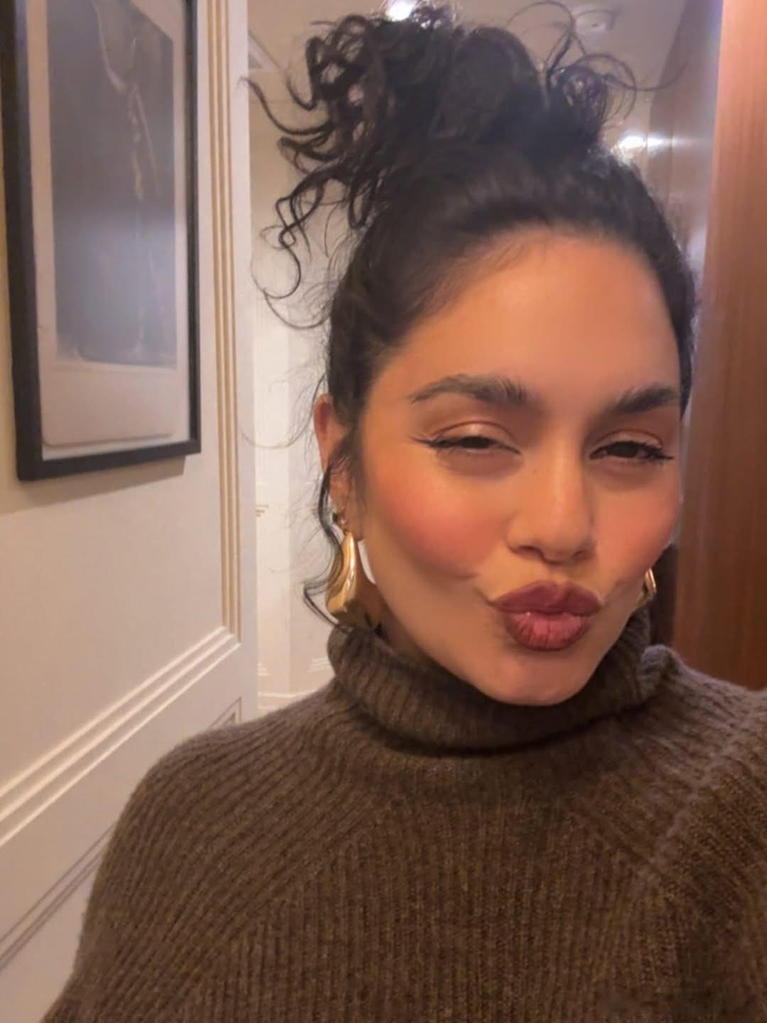 Vanessa Hudgens凡妮莎哈金斯晒新自拍，现在也是二娃妈了 