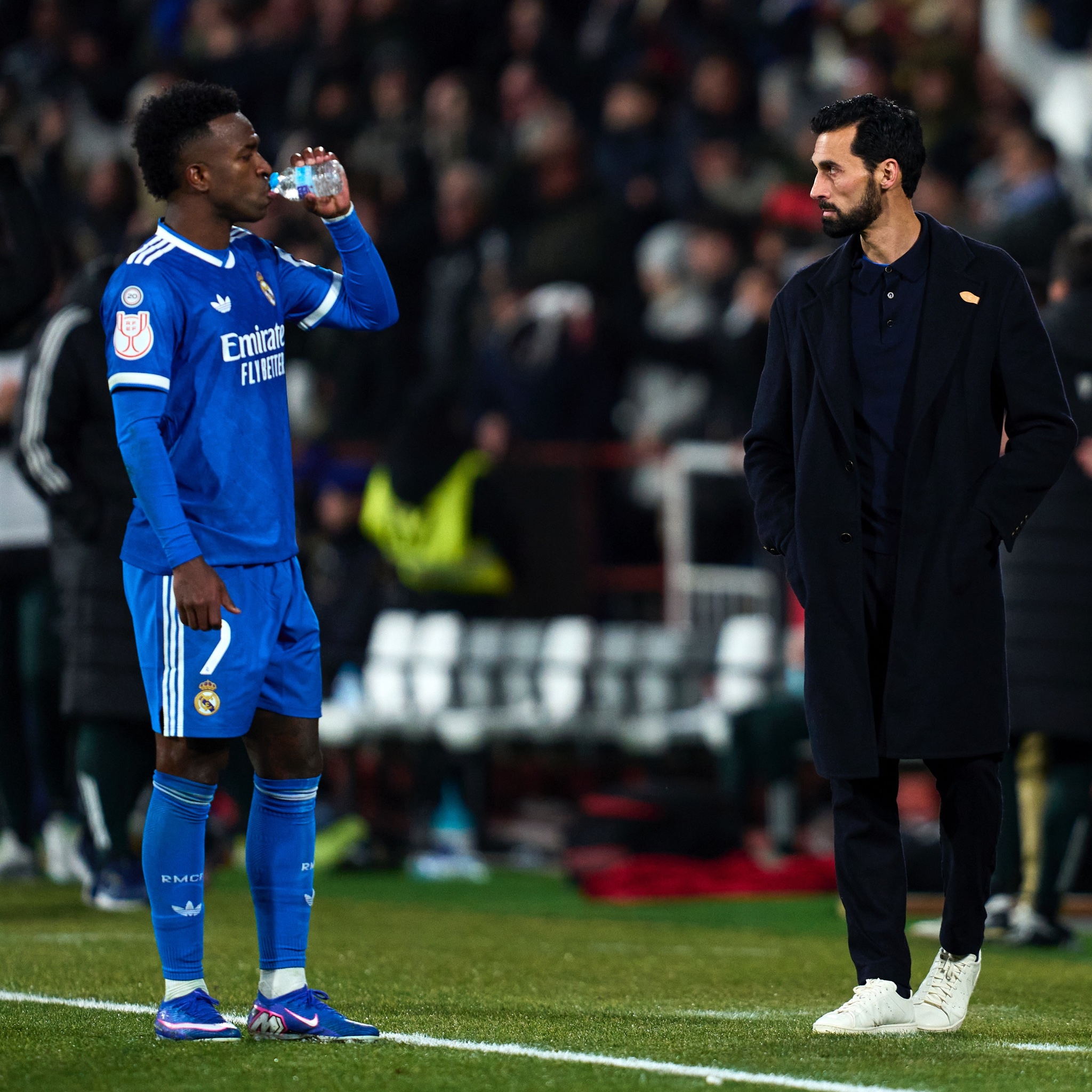 JLS赛后，没有一名皇家马德里球员能够与球队交谈。更衣室就像一座墓地，非常安静。