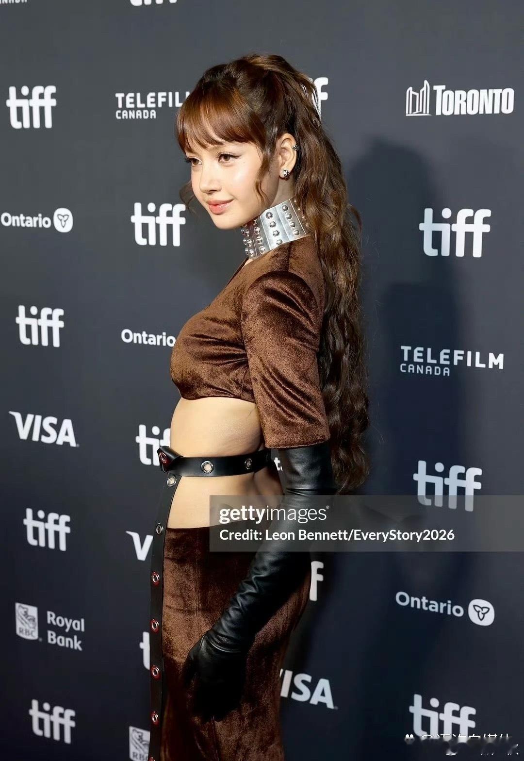 Lisa身着LV高定亮相多伦多电影节，时尚不是一般人能欣赏的 ​​​