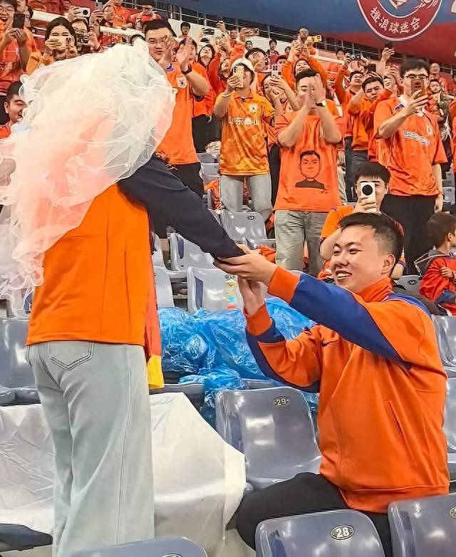 山东泰山队求婚！