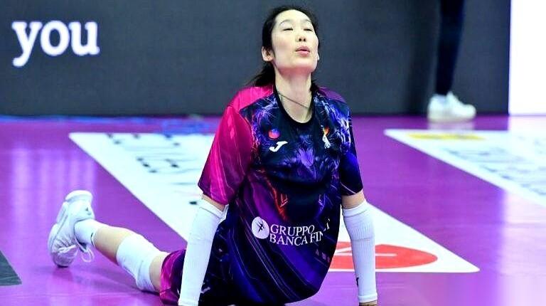 你以为你在采访一个运动员？
不，你是在跟一个久经沙场的老江湖过招。
意大利记者问