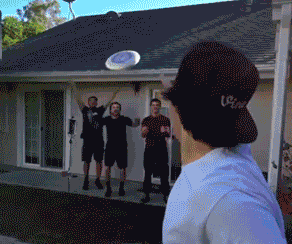 把东西从高处弄下来的方法从来只有一种
丢个东西上去
把它砸下来
如果没砸到
就再