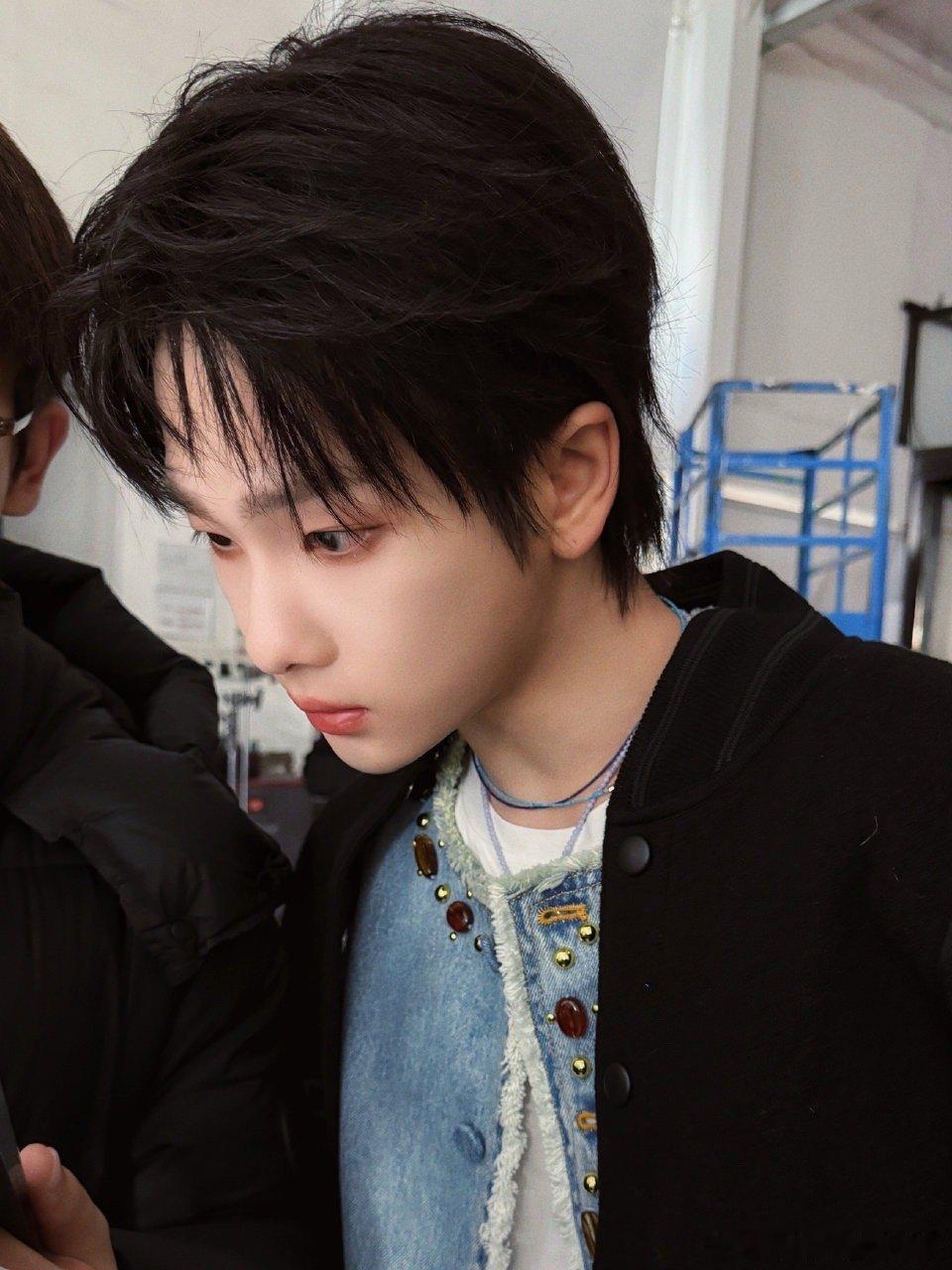 周震南和工作人员大声密谋 这哪是阴谋，分明是满满的爱意！周震南和工作人员密谋分享