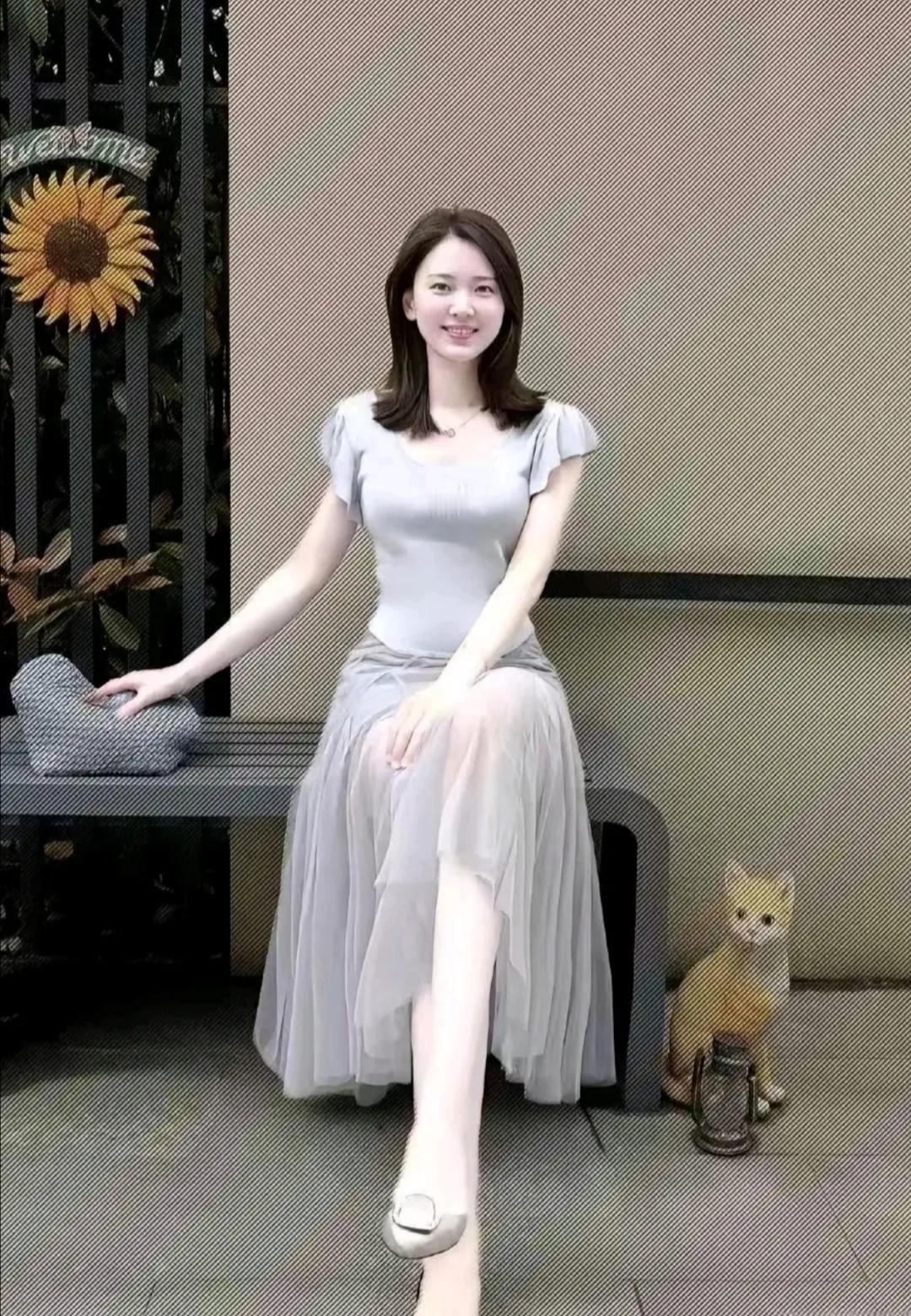 美女这组照片确实好看，美美哒，穿着衣服简单大气。
穿搭 美女