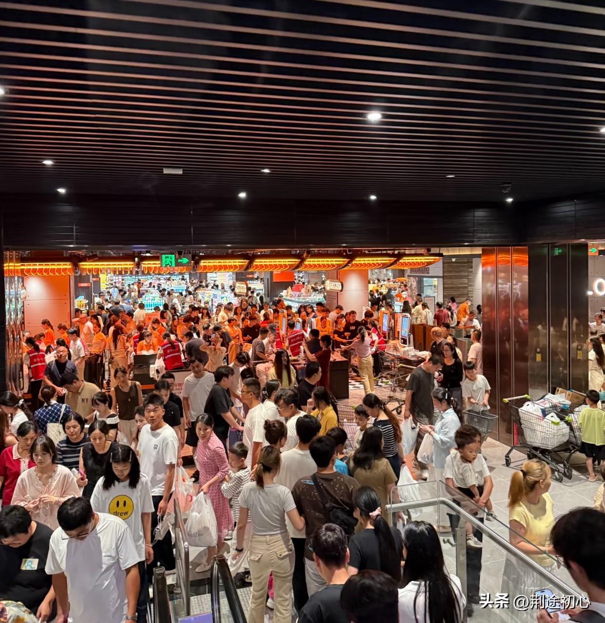 胖东来关店揭示了什么真相？其实于东来这次是为电商正名了，过往大家都把实体衰败完全