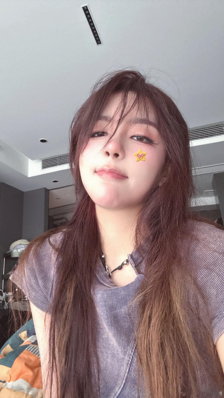 塔子姐还是风韵犹存啊[馋嘴]LPL女解说Rita晒出自拍：“俺刚起来化完妆~”2