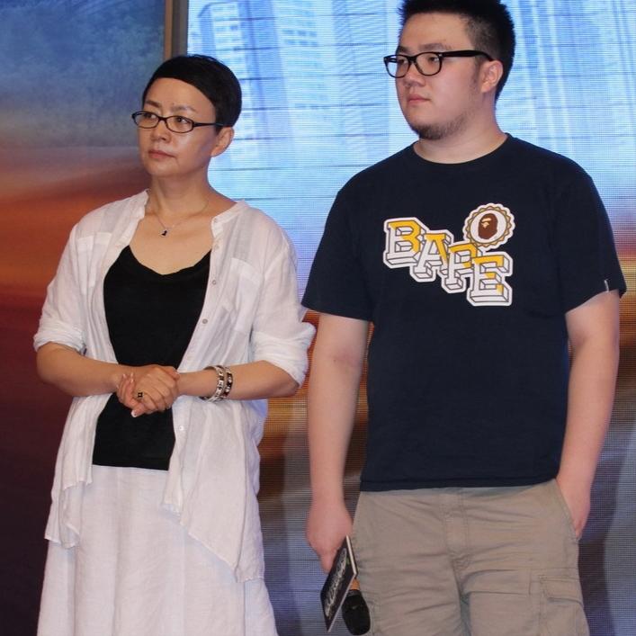 当宋丹丹住在北京亿万的豪宅时，她的儿子巴图一家四口却挤在普通的小区，外界纷纷指责