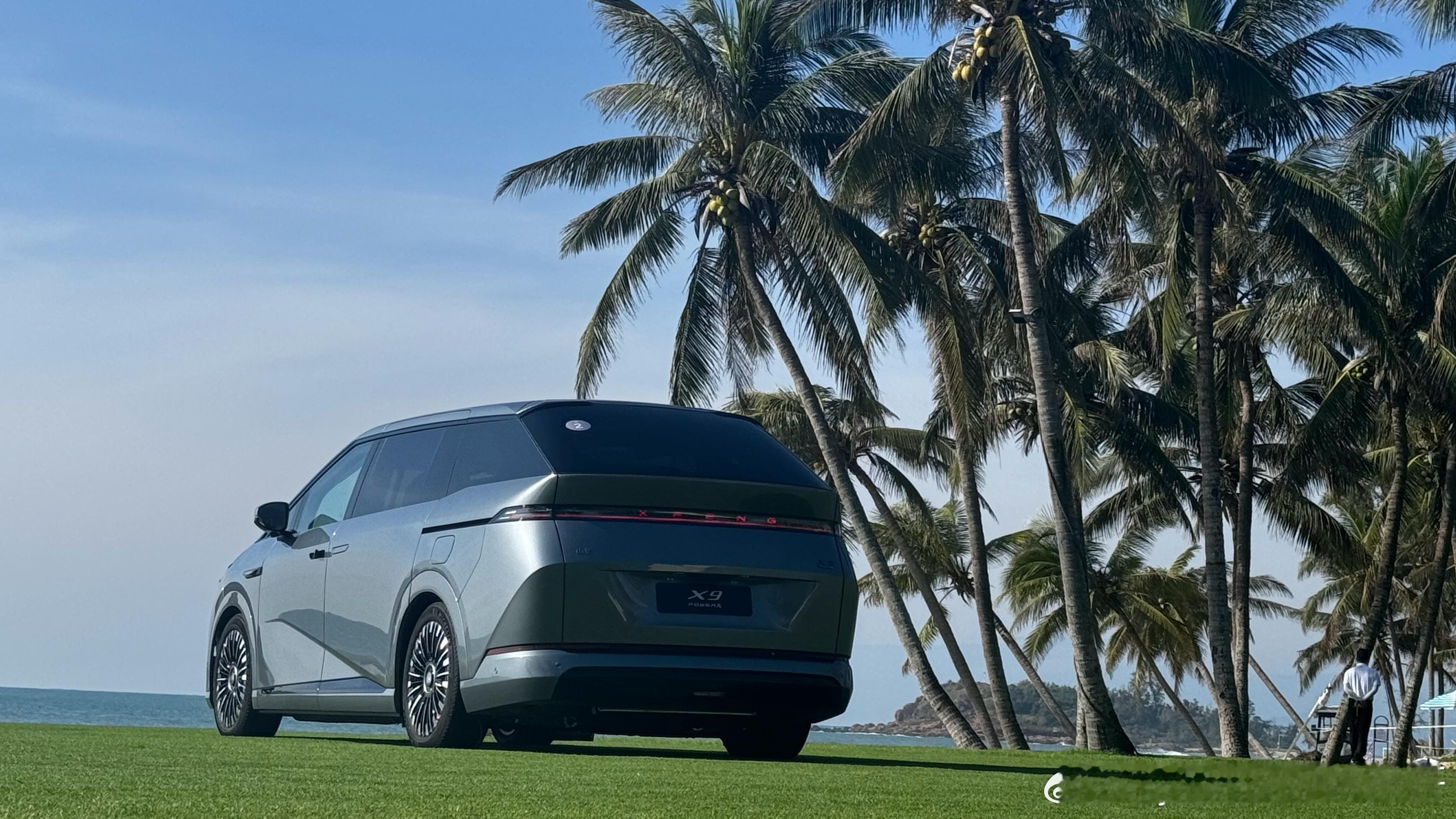 全新X9 超级增程版，满油满电1600+km的续航，真的有天南海北带你浪的勇气。