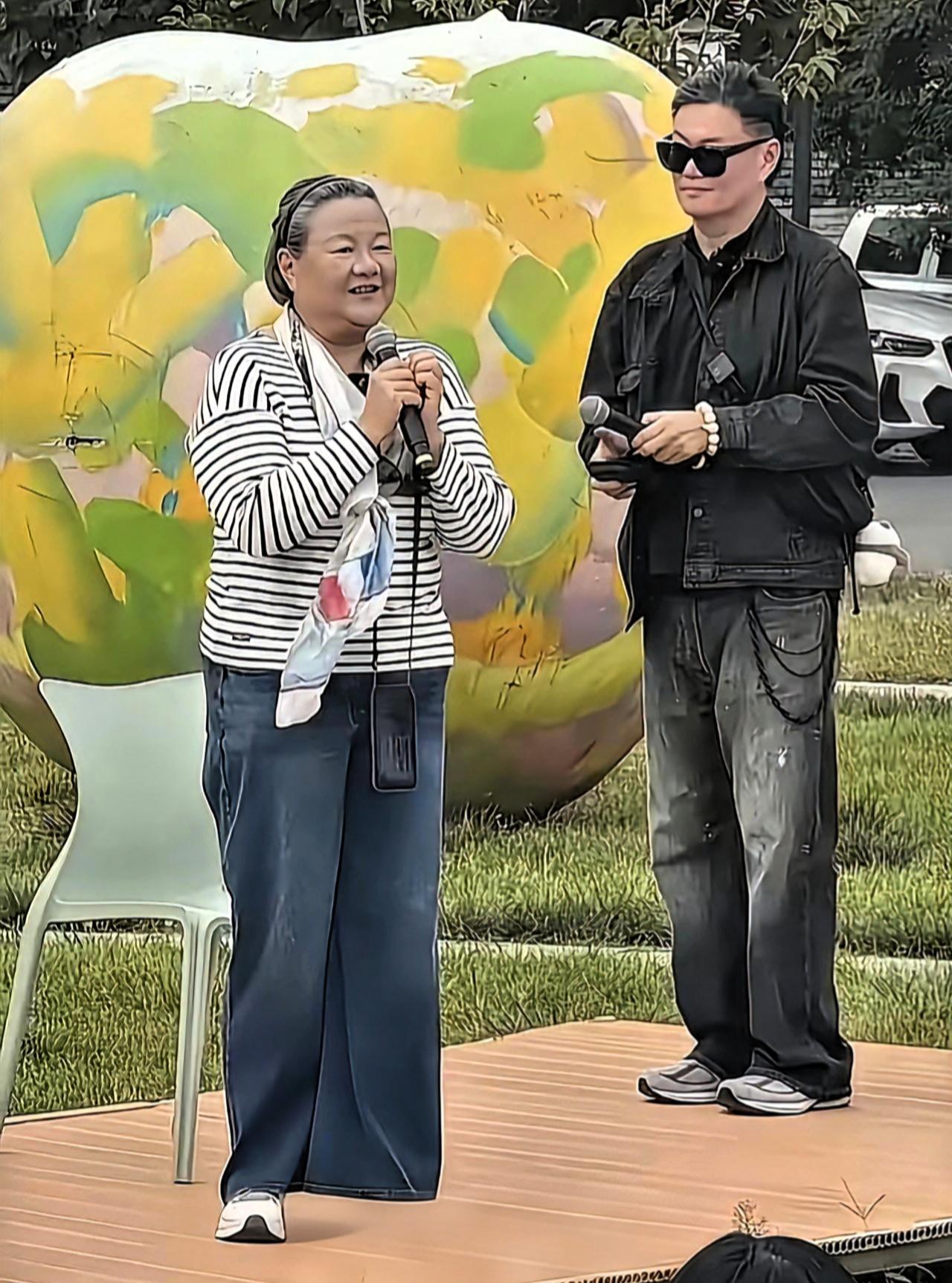 不少人夸赞她是才女，这点我认可。可要是把她称作女神，实在不敢苟同。
 
今年65
