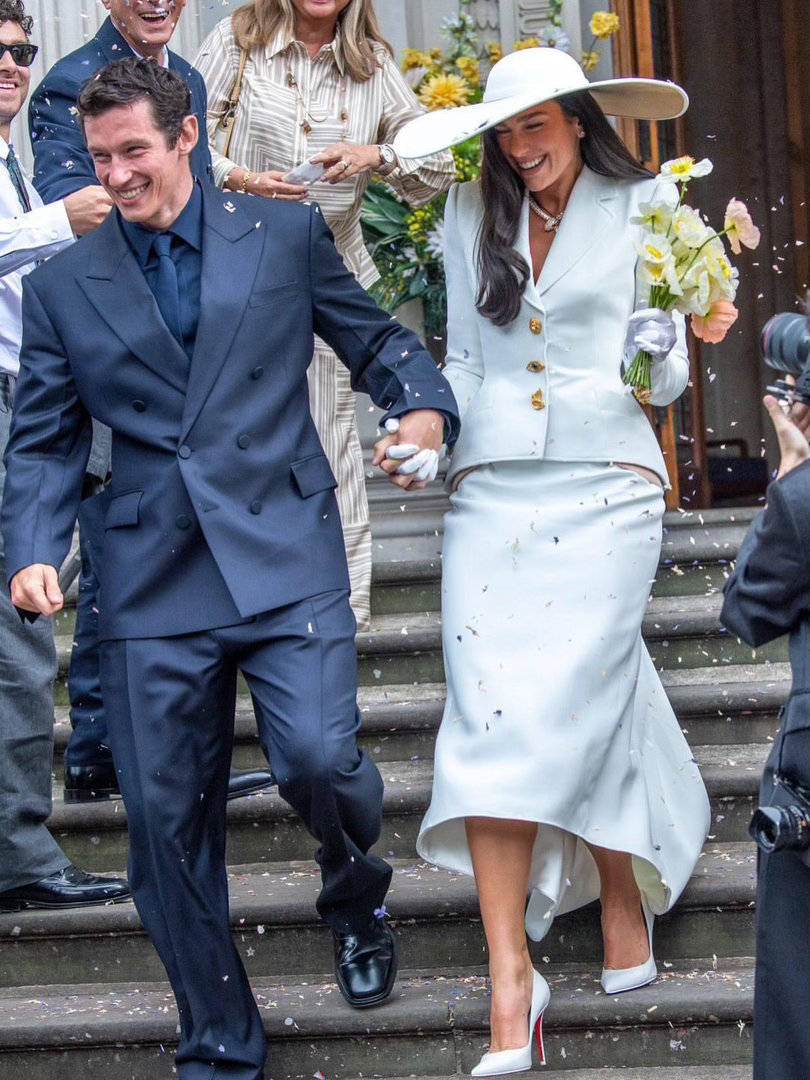 Dua Lipa和Callum Turner昨天在伦敦老玛丽伯恩市政厅办订婚礼，