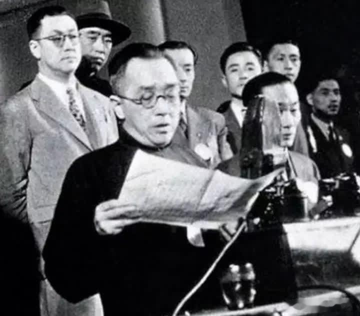 胡适妻子冲进厨房，一手提着菜刀，指着胡适说：“你要是敢把小三娶回家，我就把两个儿