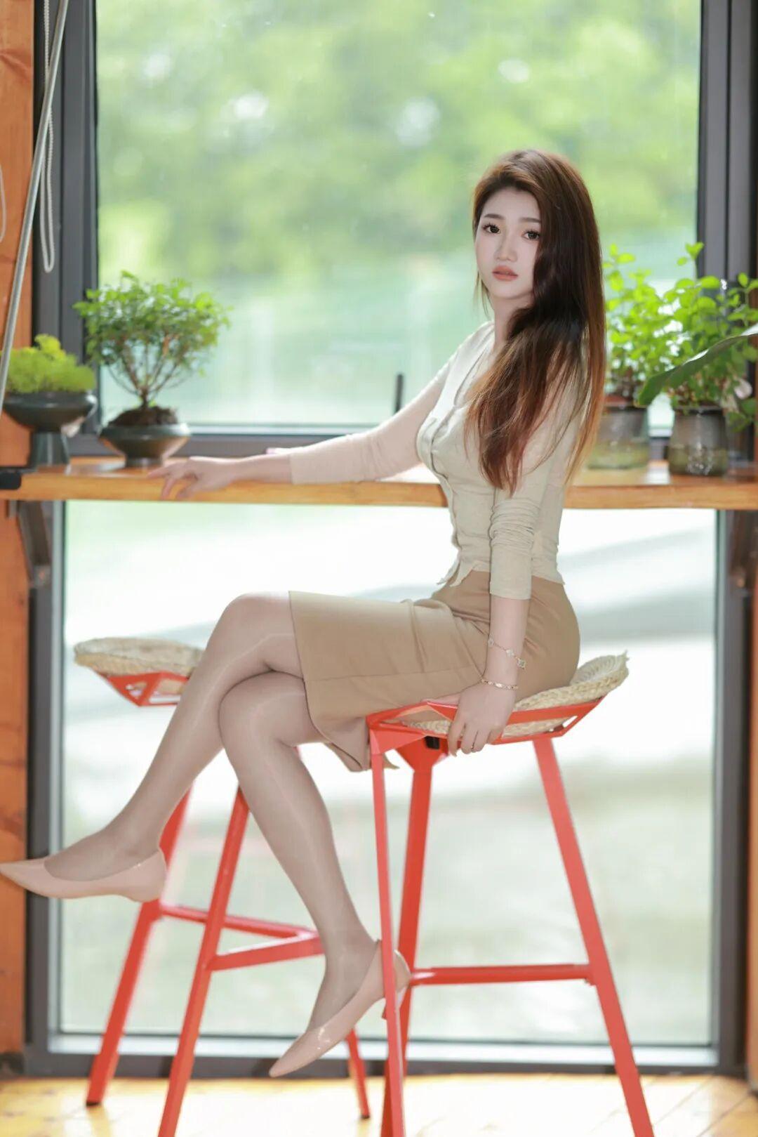 🌿 造型与氛围感解析
温柔又干练的穿搭
浅米色修身针织开衫搭配同色系包臀半身裙