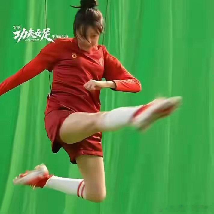 功夫女足票房迪丽热巴为了演好峨眉队8号前锋"钰珑"，这位平时连冷白皮都要精心维护