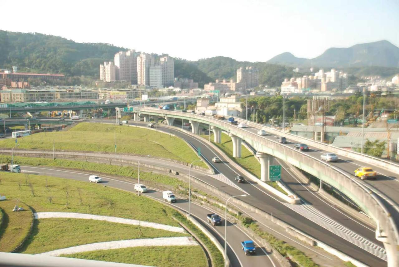 侬好上海呀
好几年前，我和旅行社的客人来到宝岛~台湾旅游，宝岛台湾的风土人情，给