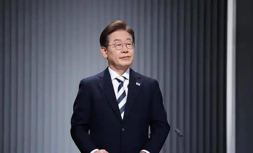 韩总统支持率连跌8周，仅剩37.4%，务实外交还能撑多久？目前，韩国总统李在明似