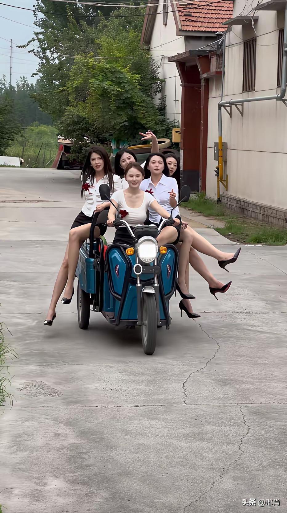 出门行在外，
人多已超载。
安全重千斤，
许慢不许快。