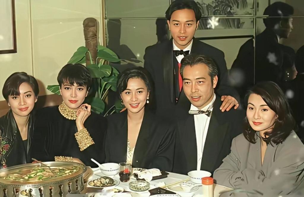 1993年的一场明星大咖火锅局，我认出了站着的那位西装男士是张国荣，坐着的那位西