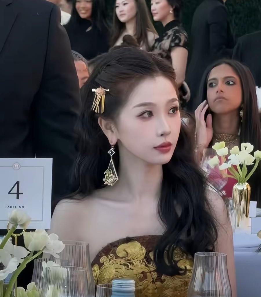 不行我真的好奇，在虞书欣粉丝眼里，她真的长这个样吗？ 
