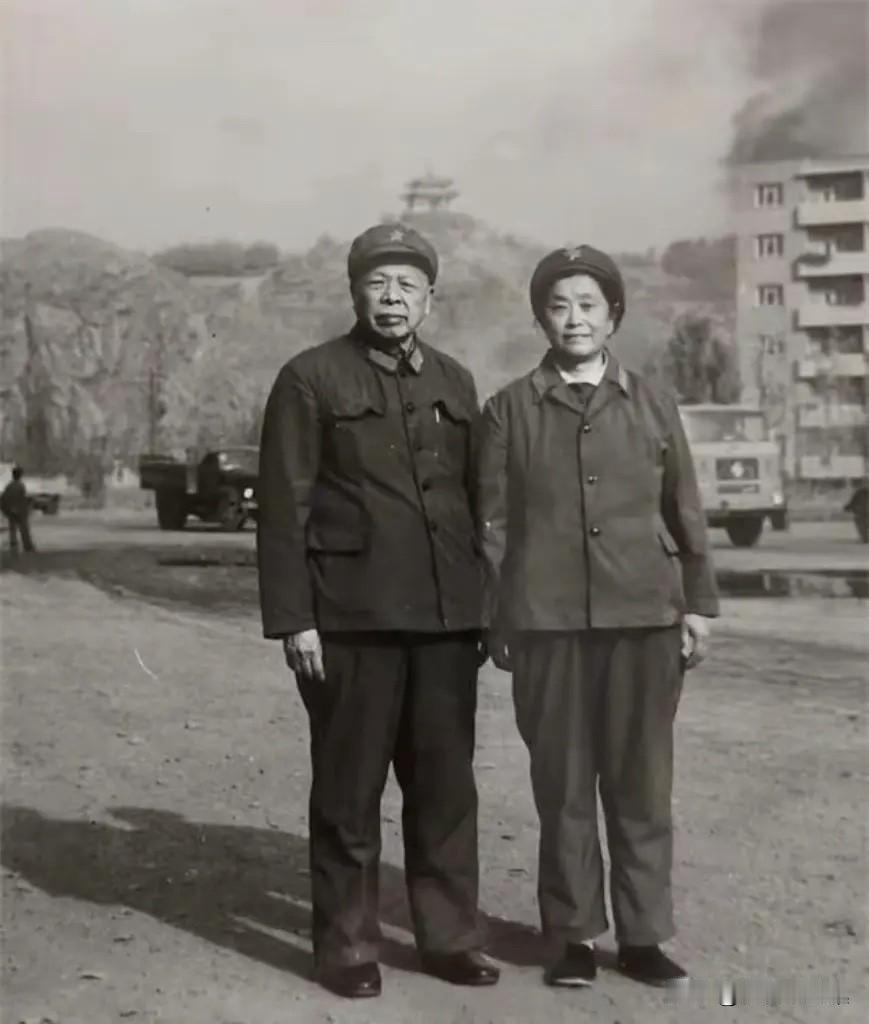 上世纪七十年代，时任解放军空军副司令员罗元发将军与夫人李景芳在一起的合影。早在1