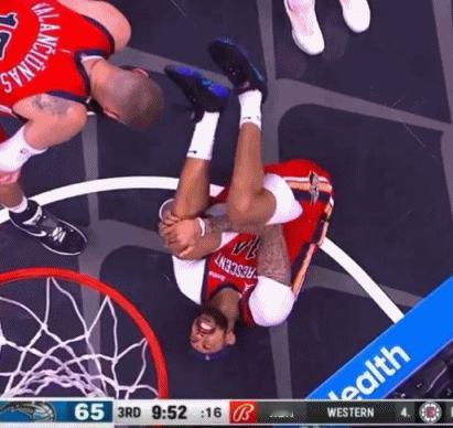 NBA赛场镜头：鹈鹕球星英格拉姆左腿来了这么一下，看着都疼！
  看着是真疼啊，