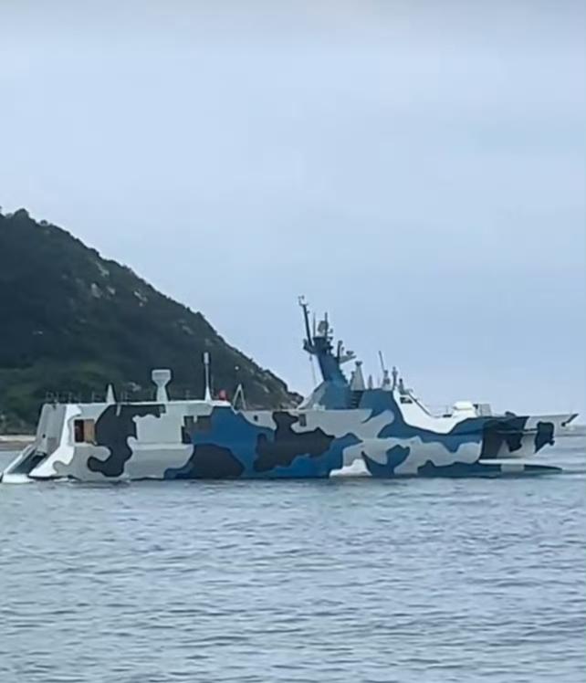 中国海军"022型导弹艇"改装后航行画面曝光，拆除了鹰击-83反舰导弹发射箱。