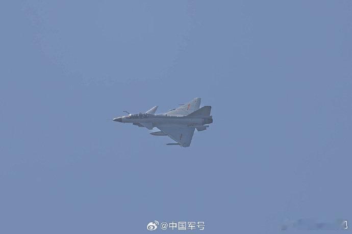 【向云端！战机和天空的适配度满分】近日，空军某部组织开展实战化飞行训练。随着塔台