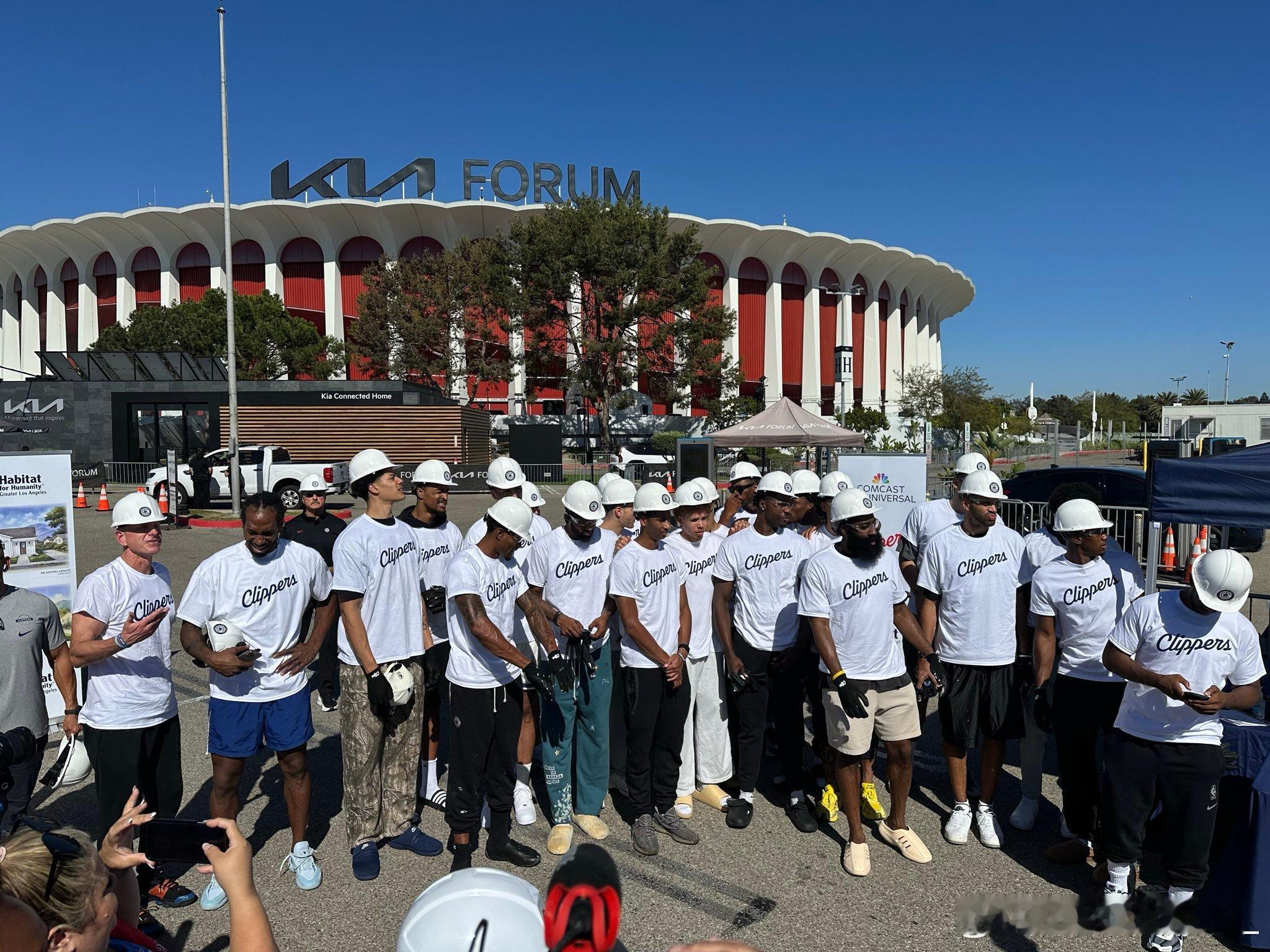 9:00 快船VS爵士快船迎来常规赛揭幕战，轮换前11人全员健康的快船迎来许久未