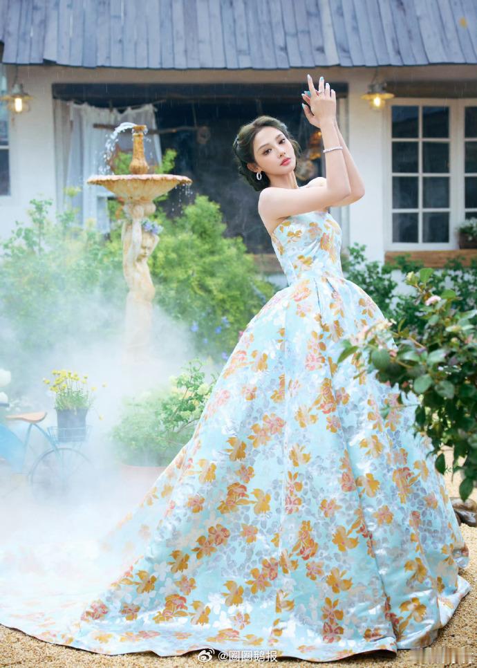 彭小苒真公主 彭小苒抹胸蓬蓬裙造型灵动又贵气，雾漫花园在逃公主既视感，低盘发衬得