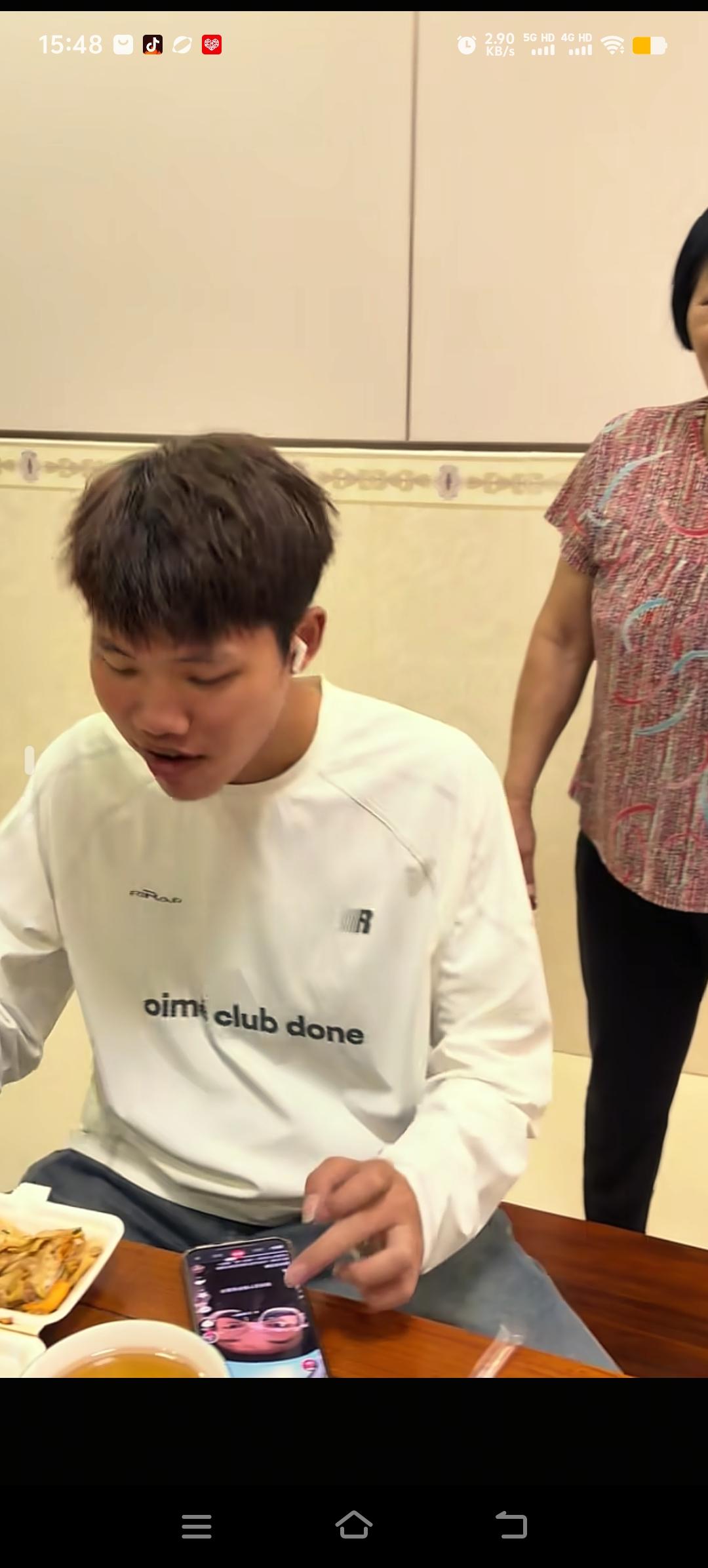 今天上午，叶锐聪的爸爸开车送他到了机场。明天就要开学了，叶锐聪在家度过了开心的三